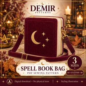 Könnte beinhalten: Eine quadratische Tasche aus tiefrotem Samt mit einer goldenen Stickerei eines Halbmonds und drei Sternen auf der Vorderseite. Die Tasche hat ein beiges, geripptes Seitenteil, einen goldenen Reißverschluss und einen passenden roten Samtschulterriemen mit goldenen Beschlägen. Text: DEMIR PATTERNS und SPELL BOOK BAG.