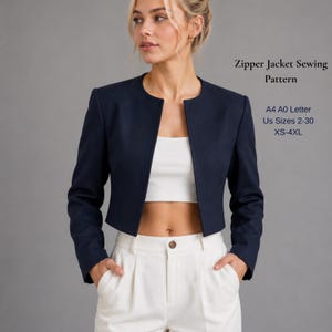Puede incluir: Chaqueta corta azul marino con cuello redondo y mangas largas. La chaqueta está abierta por delante, revelando un top blanco. El texto "Zipper Jacket Sewing Pattern" y la información de tallas son visibles.