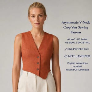 Può includere: Un cartamodello per gilet corto con scollo a V asimmetrico in color ruggine con tre bottoni frontali. Il testo include: Asymmetric V-Neck Crop Vest Sewing Pattern, A4, A0, US Letter, US Sizes 2-30 XS-4XL, ONE PDF PER SIZE, NOT LAYERED, English Instructions Included.