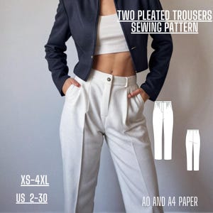 Op de afbeelding: Een persoon draagt een marineblauwe blazer en een witte plooibroek. De afbeelding bevat de tekst "TWO PLEATED TROUSERS SEWING PATTERN", "XS-4XL" en "US 2-30". Er zijn ook illustraties van de broek en de tekst "AO AND A4 PAPER" te zien.