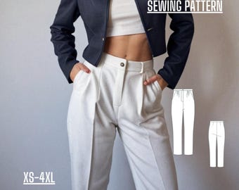Puede incluir: Una persona lleva una blazer azul marino y pantalones plisados blancos. La imagen incluye el texto "TWO PLEATED TROUSERS SEWING PATTERN", "XS-4XL" y "US 2-30". También se muestran ilustraciones de los pantalones y el texto "AO AND A4 PAPER".
