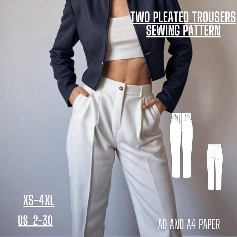 以下が含まれることがあります： ネイビーのブレザーと白いプリーツパンツを着た人物。画像には「TWO PLEATED TROUSERS SEWING PATTERN」、「XS-4XL」、「US 2-30」の文字が含まれています。パンツのイラストと「AO AND A4 PAPER」の文字も表示されています。