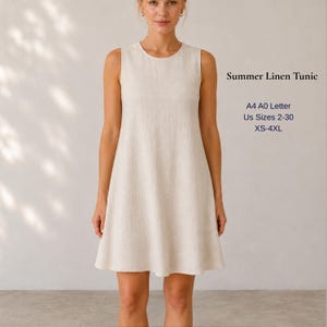 Op de afbeelding: Een mouwloze, crèmekleurige linnen tuniekjurk. De jurk heeft een eenvoudige A-lijn silhouet en een ronde halslijn. De tekst "Summer Linen Tunic" wordt weergegeven, samen met maat informatie.