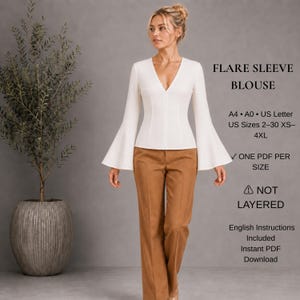 Op de afbeelding: Een witte blouse met lange mouwen, een diepe V-hals en uitlopende mouwen, gecombineerd met een lichtbruine broek. De tekst rechts luidt: FLARE SLEEVE BLOUSE, A4, A0, US Letter, US Sizes 2-30 XS-4XL, ONE PDF PER SIZE, NOT LAYERED, English Instructions.