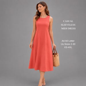 Può includere: Un abito midi senza maniche color corallo tinta unita con scollo rotondo e gonna svasata. Il testo a destra recita: CASUAL SLEEVELESS MIDI DRESS, A4 A0 Letter, US Sizes 2-30, XS-4XL. L'abito è abbinato a una borsa a mano intrecciata color cuoio.