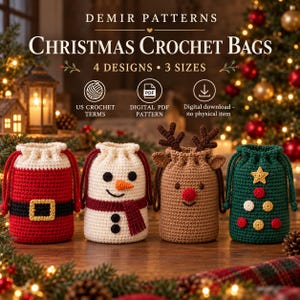 Puede incluir: Cuatro bolsas de ganchillo con diseños navideños: un traje de Papá Noel rojo, un muñeco de nieve blanco, un reno beige con astas y un árbol de Navidad verde. Texto: DEMIR PATTERNS, CHRISTMAS CROCHET BAGS, 4 DESIGNS, 3 SIZES, US CROCHET TERMS, DIGITAL PDF PATTERN.