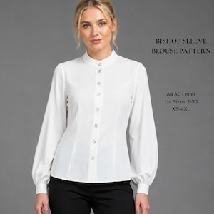 Puede incluir: Una blusa blanca de manga larga con cuello mao y tapeta de botones frontal. El texto dice: BISHOP SLEEVE BLOUSE PATTERN, A4 A0 Letter, US Sizes 2-30, XS-4XL. La blusa presenta mangas tipo obispo y un diseño de cuerpo entallado.