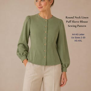 Puede incluir: Una blusa de color verde salvia de manga larga con cuello redondo, mangas abullonadas y tapeta de botones frontal. El texto a la derecha dice: Round Neck Linen Puff Sleeve Blouse Sewing Pattern, A4 A0 Letter, US Sizes 2-30, XS-4XL.