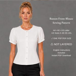 Może przedstawiać: Biała bluzka zapinana na guziki z przodu, z krótkimi bufiastymi rękawami i okrągłym dekoltem. Tekst głosi: Button Front Blouse Sewing Pattern, A4, A0, US Letter, US Sizes 2-30 XS-4XL, ONE PDF PER SIZE, NOT LAYERED, English Instructions Included, Instant PDF Download.