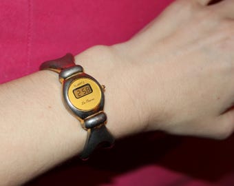 Vintage Le Baron Round Gold Tone Bangle Watch Digital Size Working with New Battery