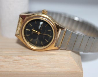 Vintage Gold Tone Dakota Dated 3ATM Water REsistant Quartz Watch Black Face Size 6