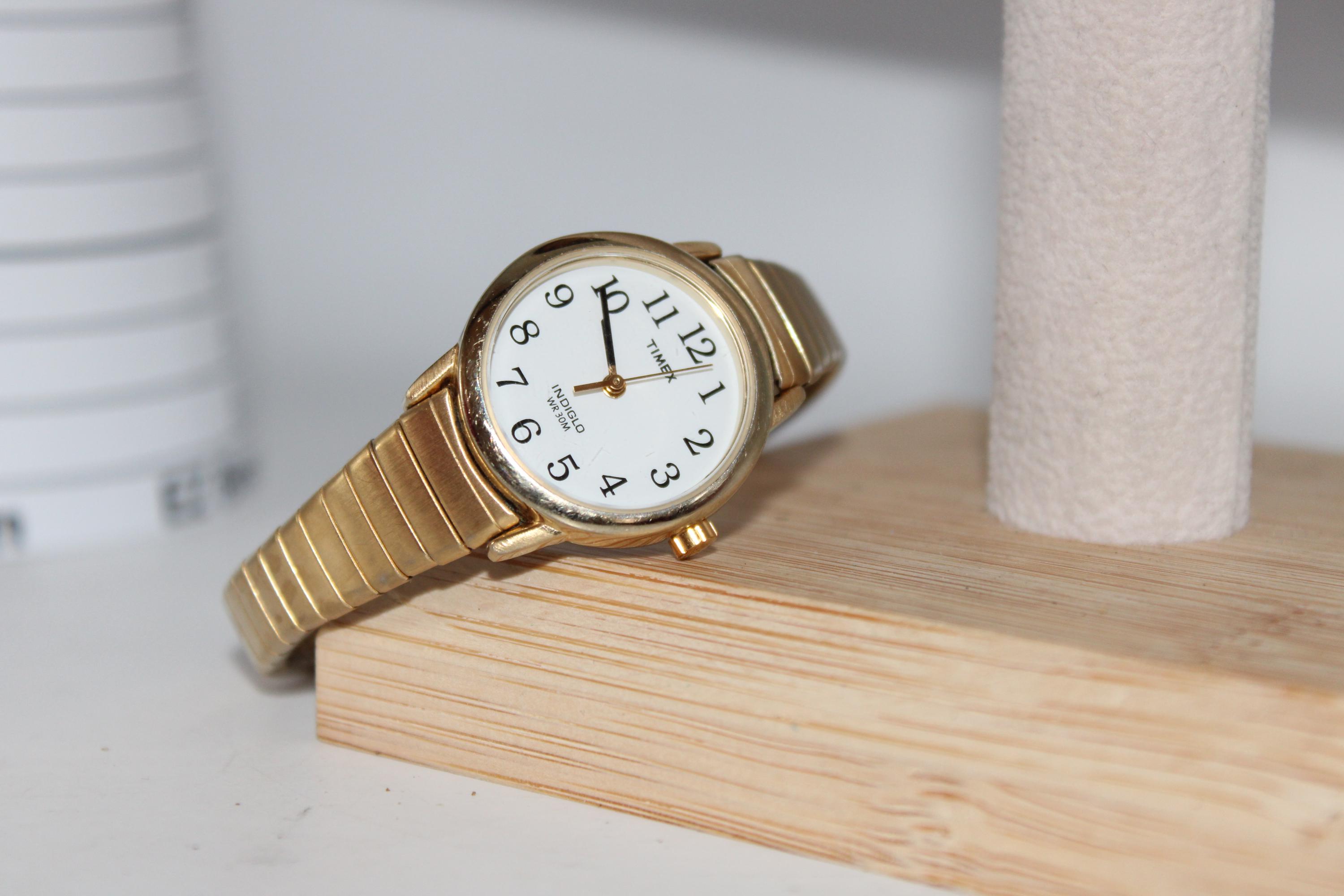 Timex Ladies Watch Indiglo Pearlescent Dial Gold Tone Stretch Band WR30M Vintage Timex Watch Womens Gold Tone Stainless Steel Indiglo  main image 3