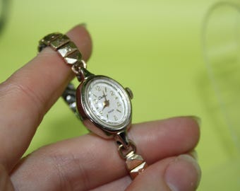 1970s Chateau Swiss Oval Gold Tone Watch Duchess USA Stretchy Band Running