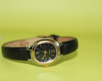 Reloj Timex ovalado vintage con correa de cuero fina original T23251