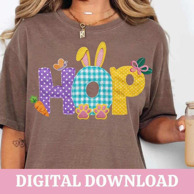 Pu&ograve; includere: T-shirt marrone con la scritta "HOP" in lettere colorate in stile patchwork. La "H" &egrave; viola a pois bianchi, la "O" &egrave; a quadretti blu e bianchi e la "P" &egrave; gialla a pois bianchi. Tema pasquale.