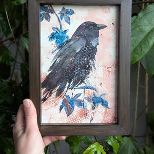 Corvo da parete con tecnica mista incorniciato - opera d'arte originale unica fatta a mano, regalo di design contemporaneo per gli amanti degli uccelli e della natura