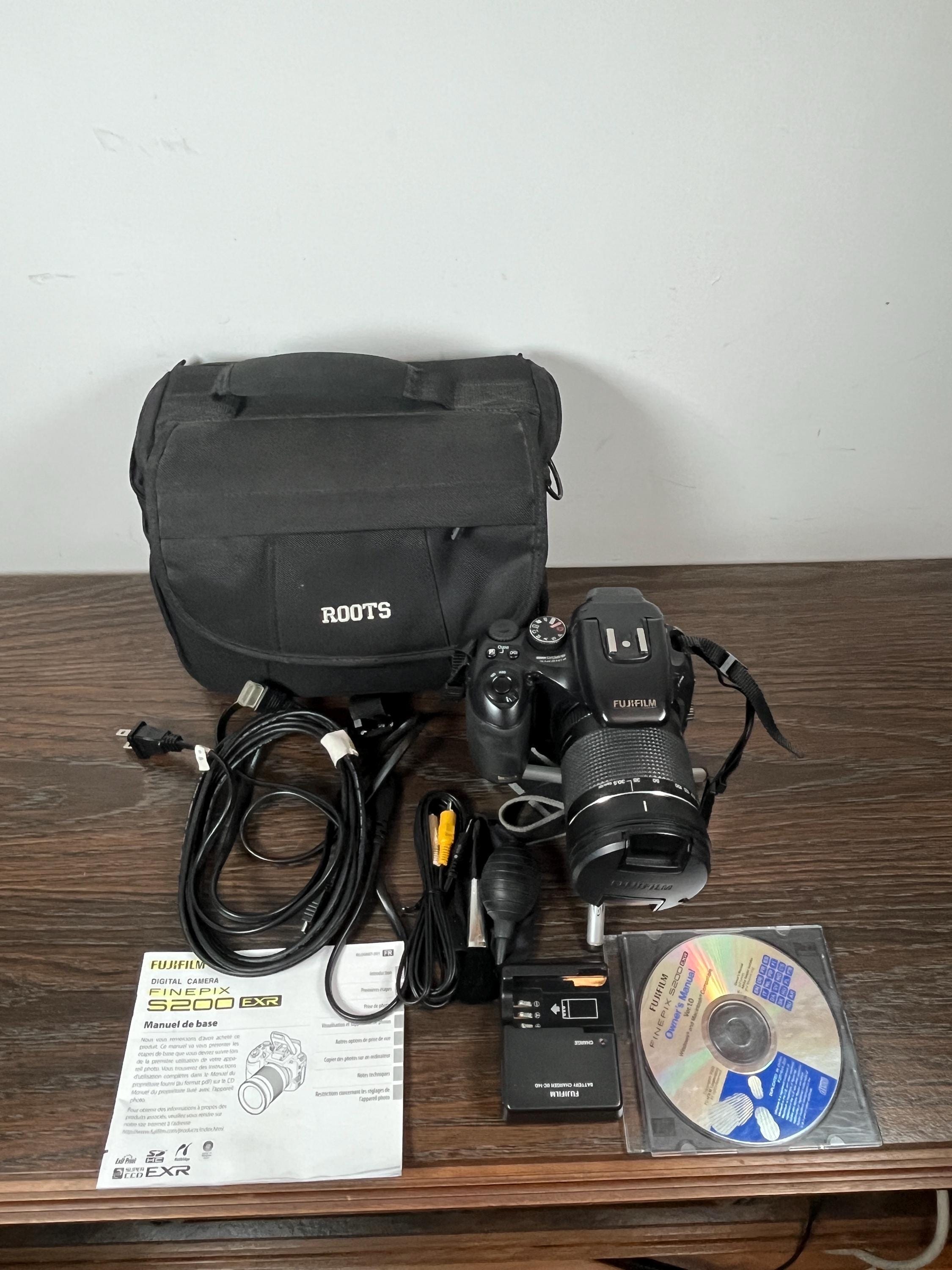 Fujifilm FINEPIX S200 EXR 12.0MP 14.3x Digital Camera With Case