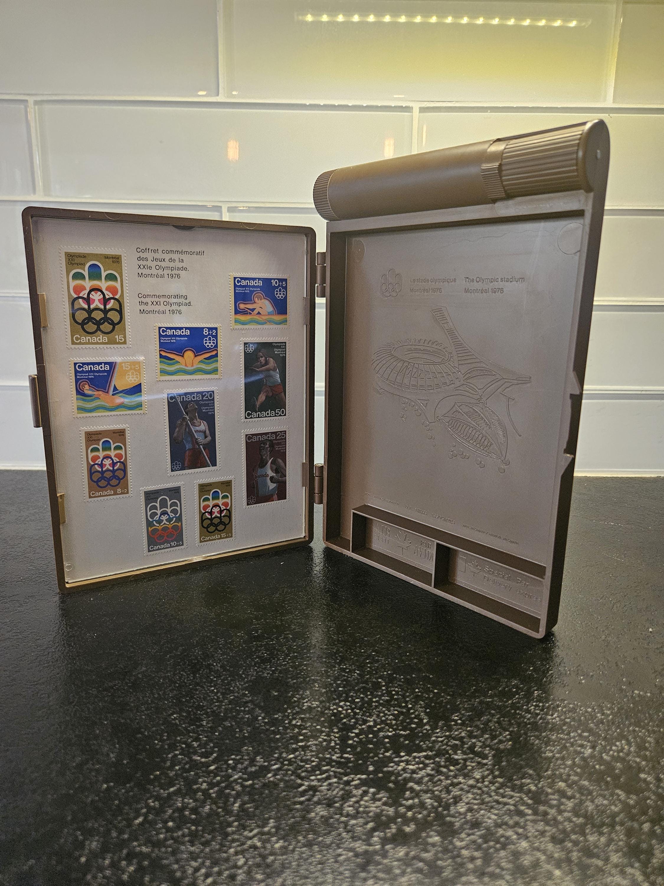 カナダ郵便とモントリオール1976年オリンピック記念ケース（切手12枚