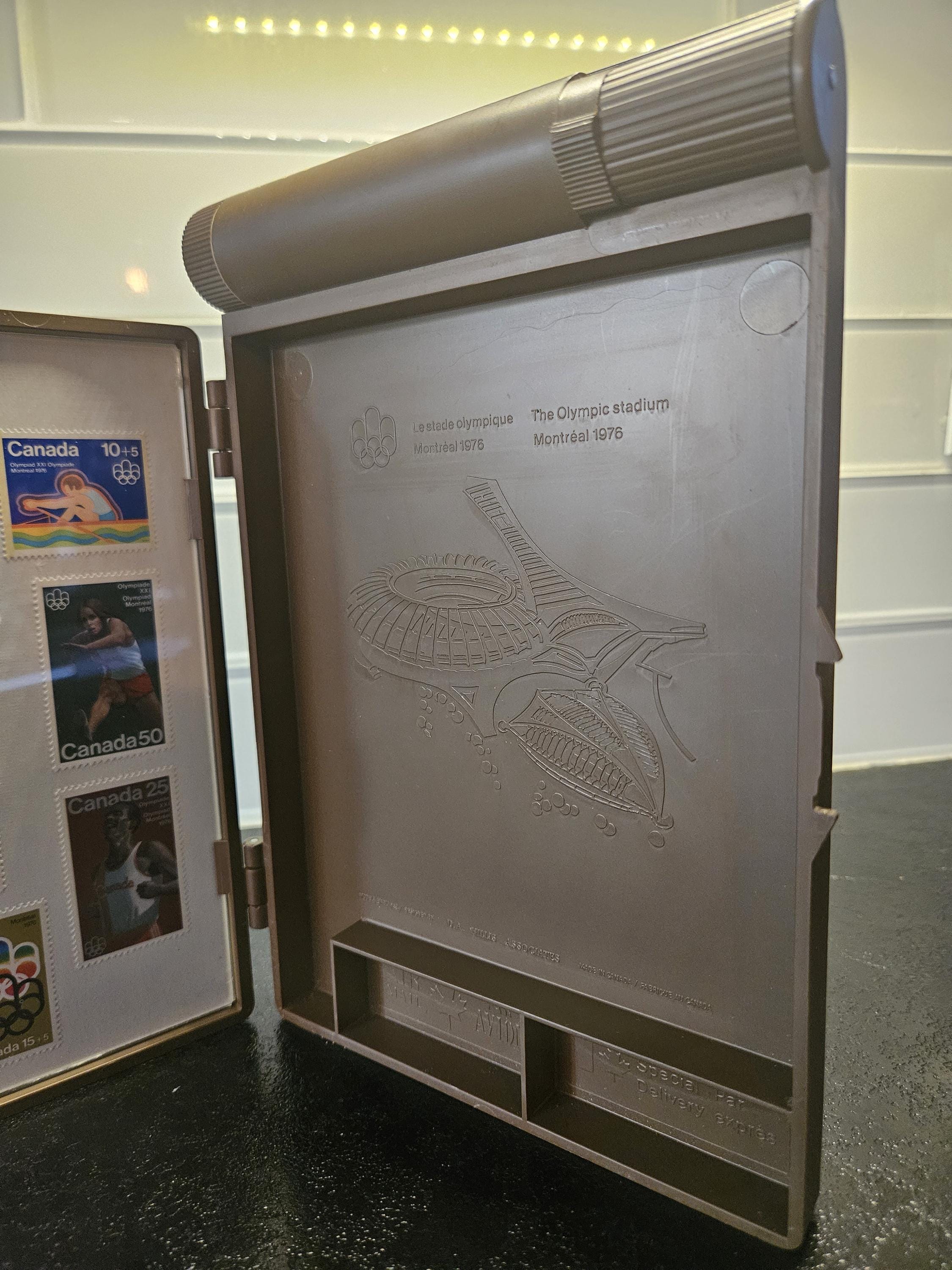 カナダ郵便とモントリオール1976年オリンピック記念ケース（切手12枚