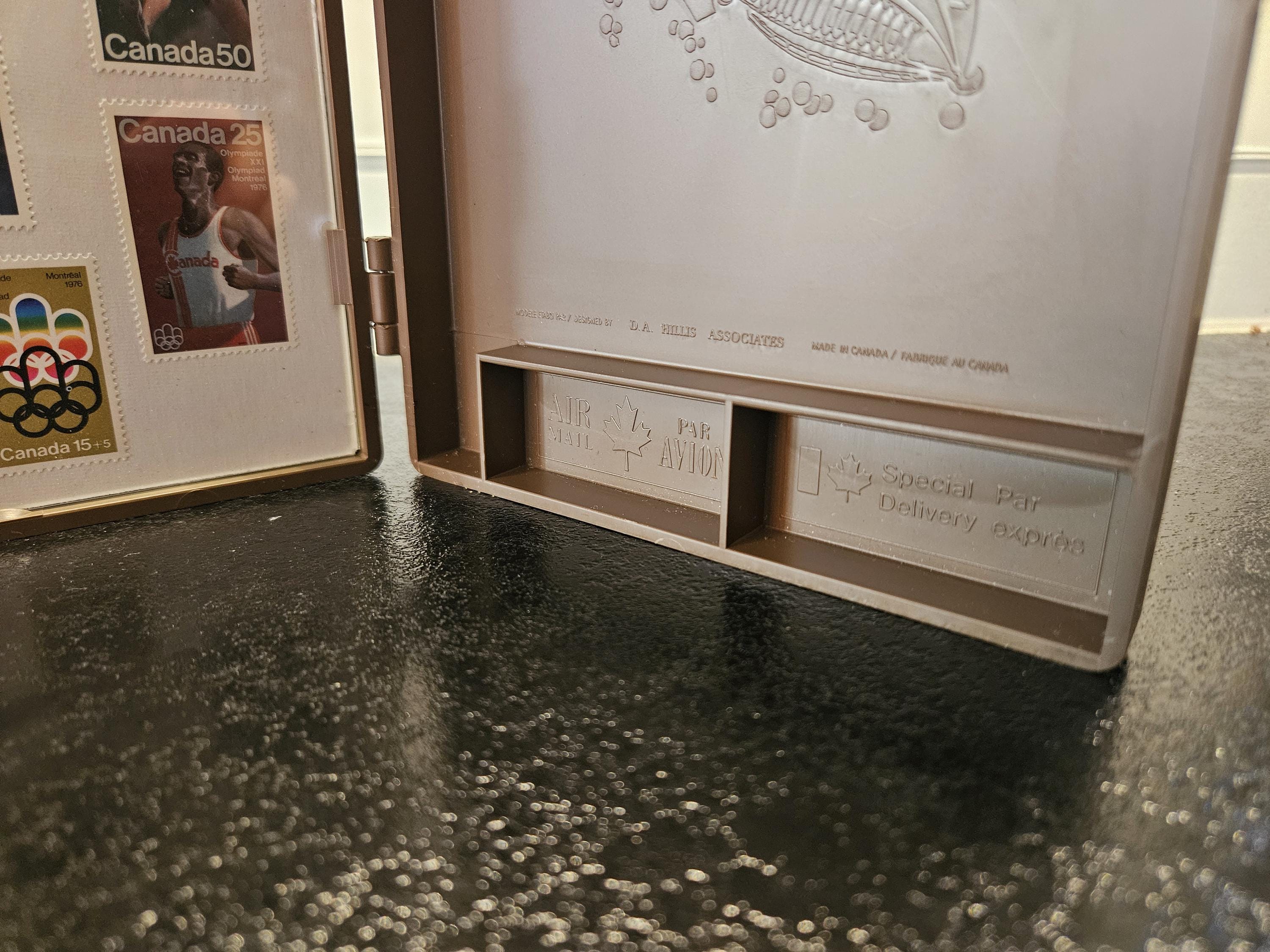 カナダ郵便とモントリオール1976年オリンピック記念ケース（切手12枚