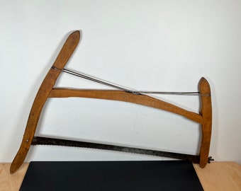 Antieke bokzaag houten boogzaag primitief houtkapgereedschap rustieke boerderij hutdecor Canada