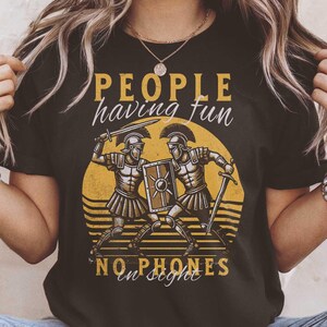 People Having Fun No Phones in Sight Shirt | Funny Roman Gladiator Tee for History Buffs – Funny Roman Empire T-Shirt, Classical Humor Gift