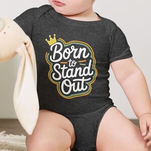 Born to Stand Out™ ベビーワンジー – おもしろベビーボディスーツ – 男の子と女の子のためのかわいい幼児用ロンパース – ユニセックス半袖ワンピース