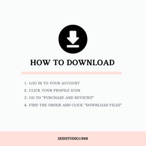 Pu&ograve; includere: Uno sfondo bianco con un'icona di freccia di download nera e il testo "HOW TO DOWNLOAD" in nero. Sotto il testo, quattro passaggi per scaricare un prodotto digitale: 1. Accedi al tuo account, 2. Clicca sull'icona del tuo profilo, 3. Vai a "Purchase and Reviews", 4. Trova l'ordine e clicca su "Download Files". Il testo "SDDSTUDIO1988" si trova nella parte inferiore dell'immagine.