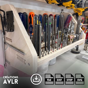 Peut inclure: Un organisateur d'outils en bois avec divers tournevis et embouts. L'organisateur est en bois clair et comporte plusieurs fentes et trous pour maintenir les outils. Les outils sont de différentes tailles et couleurs, dont orange, bleu et argent.