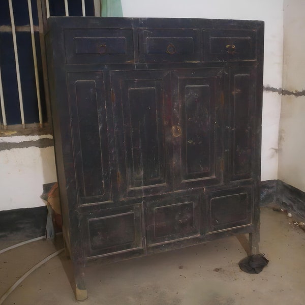 Eine sehr alte Garderobe mit einem sehr alt aussehenden Aussehen