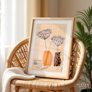 Pode incluir: Uma impress&atilde;o emoldurada de uma natureza morta com dois vasos com flores roxas. Os vasos est&atilde;o sobre um fundo laranja claro com um padr&atilde;o de grade. A impress&atilde;o est&aacute; em uma moldura de madeira e est&aacute; sentada em uma cadeira de vime.