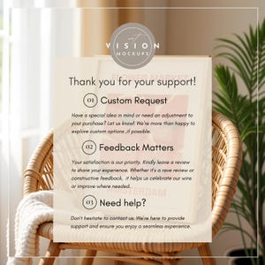 Pode incluir: Um cart&atilde;o rosa claro e branco com o texto "Obrigado pelo seu apoio!" e tr&ecirc;s se&ccedil;&otilde;es numeradas: "Pedido personalizado", "O feedback &eacute; importante" e "Precisa de ajuda?" O cart&atilde;o est&aacute; sentado em uma cadeira de vime com um cobertor branco sobre o assento.
