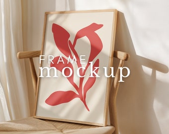 Mockup de moldura vertical na cadeira Mockup de moldura de madeira fina Mockup de retrato elegante Mockup de moldura DIN A ISO Mockup Photoshop Photopea Template