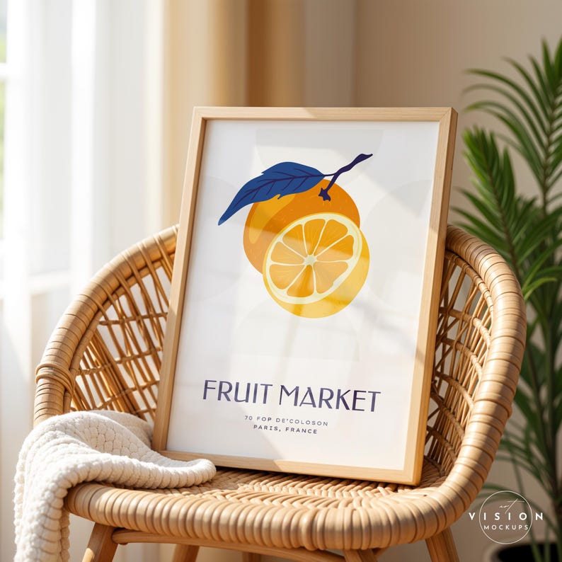 Pode incluir: Uma ilustra&ccedil;&atilde;o emoldurada de uma laranja cortada em fatias com uma folha azul sobre um fundo branco. O texto "FRUIT MARKET 70, POP DE'COLOSON PARIS, FRANCE" est&aacute; impresso abaixo da laranja.