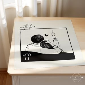 K&ouml;nnte beinhalten: Eine wei&szlig;e Karte mit einer Schwarzwei&szlig;illustration eines sich umarmenden Paares. Der Text "with love" steht &uuml;ber der Illustration und "RATIO 1:1" unter der Illustration.