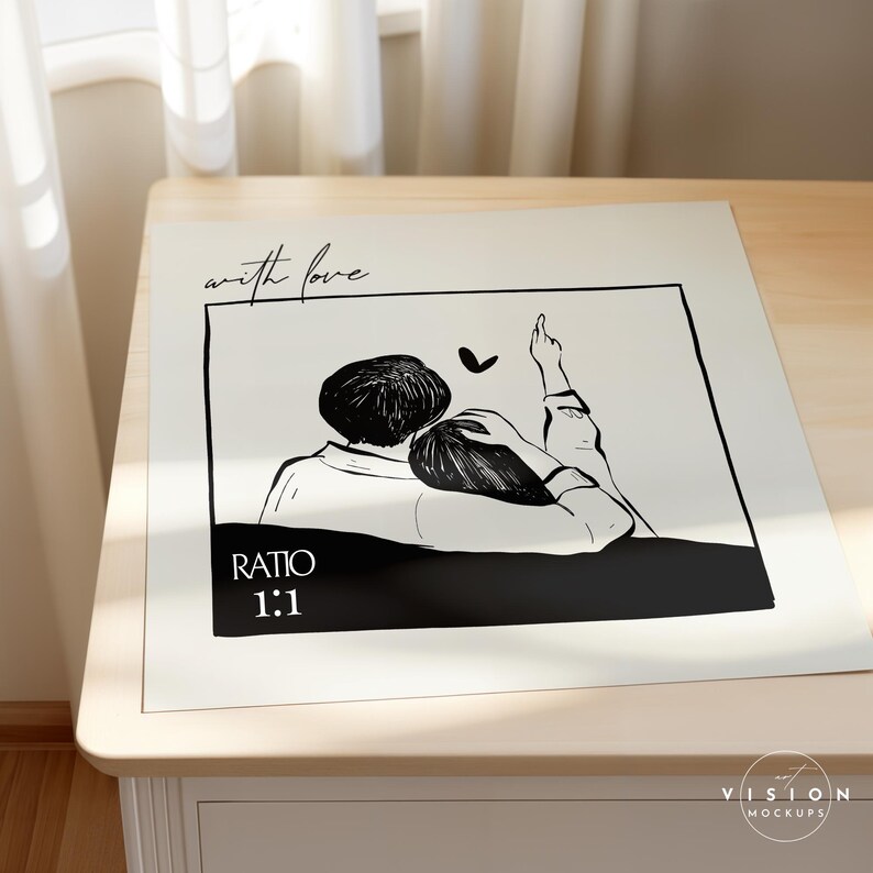 K&ouml;nnte beinhalten: Eine wei&szlig;e Karte mit einer Schwarzwei&szlig;illustration eines sich umarmenden Paares. Der Text "with love" steht &uuml;ber der Illustration und "RATIO 1:1" unter der Illustration.
