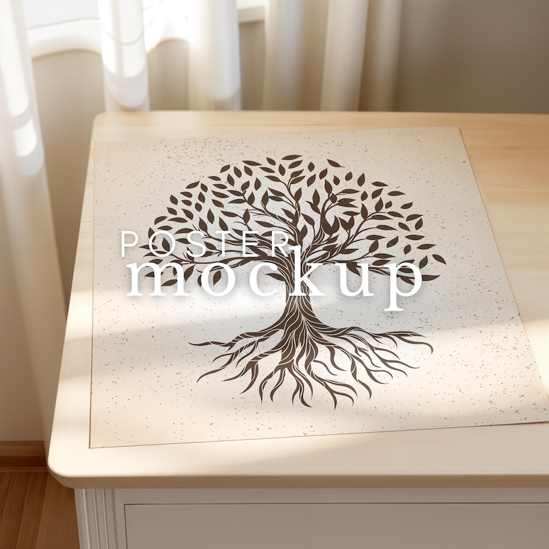 K&ouml;nnte beinhalten: Ein Poster-Mockup mit einem stilisierten Baum mit Wurzeln und &Auml;sten, gedruckt auf einem strukturierten Papier mit wei&szlig;em Hintergrund. Der Text "POSTER MOCKUP" ist in Schwarz am unteren Rand des Posters gedruckt.