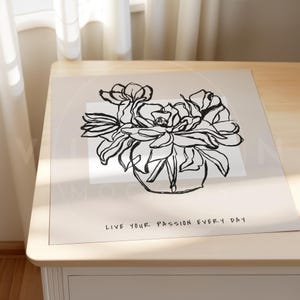 K&ouml;nnte beinhalten: Schwarz-wei&szlig;-Linienkunst-Druck von Blumen in einer Vase mit dem Text "Live your passion every day".