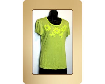 Camiseta verde con apliques, talla mediana – Camisa con detalle floral