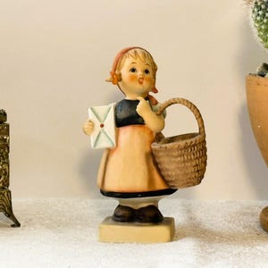 Vintage Hummel-beeldje &#39;Bericht voor jou&#39; #13 | Meisje met mand en envelop | Goebel W. Germany verzamelobject