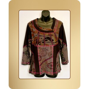 Peut inclure: Un haut à manches longues avec un design patchwork unique. Le haut présente une encolure carrée et un mélange de couleurs marron, grise et rose. Le tissu a un motif imprimé avec des éléments floraux et abstraits. Les manches sont trois-quarts.