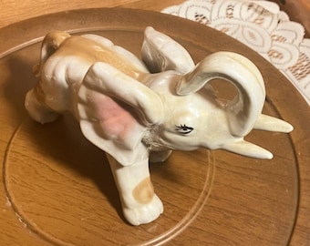 Vintage keramiek olifantsbeeldje, wit geglazuurde olifant met verhoogde romp, safaridecor uit het midden van de eeuw, verzamelobject veel geluk olifant