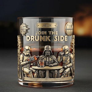 Könnte beinhalten: Ein klares Glas mit einem goldfarbenen Reliefdesign mit Star Wars-Charakteren. Der Text "JOIN THE DRUNK SIDE" ist abgebildet. Das Glas ist mit einer braunen Flüssigkeit gefüllt, und der Name "JACK" ist oben eingraviert.