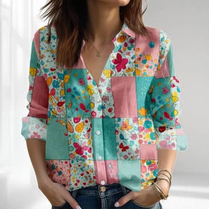 Kleurrijke patchwork blouse met bloemenprint, pastelkleurige gewatteerde blouse met knoopjes, schattige damesblouse met tuinthema, boho zomerblouse met kleurblokken voor op vakantie