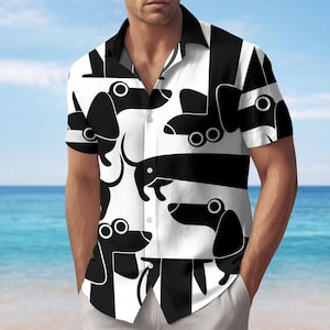 Puede incluir: Camisa de manga corta con botones con un patrón repetido de ilustraciones de perros salchicha en blanco y negro. La camisa tiene un cuello clásico y está hecha de una tela ligera. El fondo es un cielo azul claro.