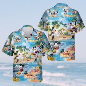 Könnte beinhalten: Ein blaues und weißes Hawaiihemd mit einem bunten Druck von Mickey Mouse und anderen Disney-Charakteren, die einen Strandtag genießen. Das Hemd zeigt Palmen, Wellen und eine Vielzahl von Disney-Charakteren, darunter Mickey Mouse, Minnie Mouse, Donald Duck, Goofy und Pluto.