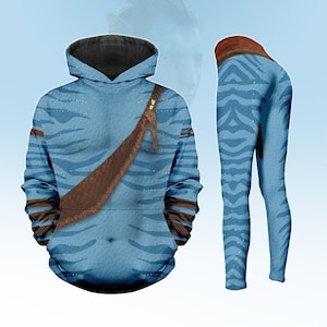 Puede incluir: Un conjunto de sudadera con capucha y leggings azules con un diseño inspirado en los Na'vi. La sudadera con capucha presenta una correa marrón en el pecho y una capucha con forro negro. Los leggings tienen un patrón de rayas azules y azul oscuro a juego. El conjunto está inspirado en la película Avatar.