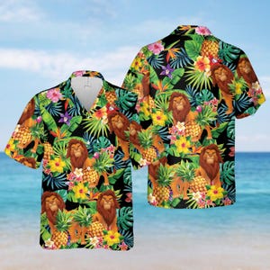 Puede incluir: Una camisa negra de botones con estampado tropical con leones, piñas y flores.