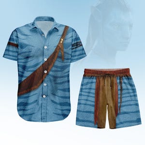 Puede incluir: Un conjunto de camisa azul de manga corta y pantalones cortos a juego. La camisa y los pantalones cortos presentan un diseño azul y marrón con un patrón. El conjunto tiene un diseño de correa marrón en la camisa y los pantalones cortos. Los pantalones cortos tienen un cordón.