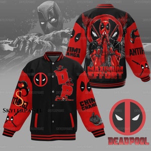 Könnte beinhalten: Eine schwarze und rote Collegejacke mit einem Deadpool-Design. Die Jacke hat auf der Rückseite ein großes Deadpool-Motiv mit dem Text "Maximum Effort". Die Vorderseite der Jacke hat ein kleineres Deadpool-Motiv und den Text "D.P.". Die Ärmel der Jacke sind rot mit schwarzen Streifen und haben ein Deadpool-Logo.